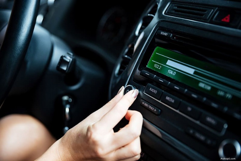Proč se vaše auto stereo zapíná, ale nevydává žádný zvuk – běžné příčiny a rychlá řešení 