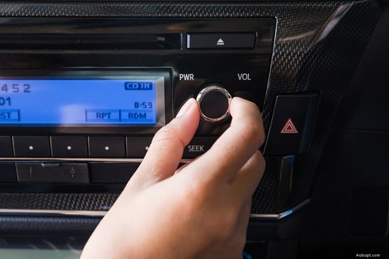 Proč se vaše auto stereo zapíná, ale nevydává žádný zvuk – běžné příčiny a rychlá řešení 
