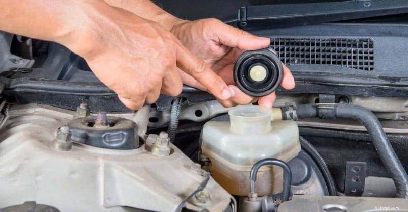 Proč se rozsvítí kontrolka servisního brzdového asistenta – a jak to opravit 