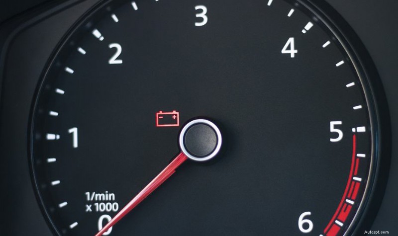 Co dělat, když se během jízdy rozsvítí kontrolka autobaterie 