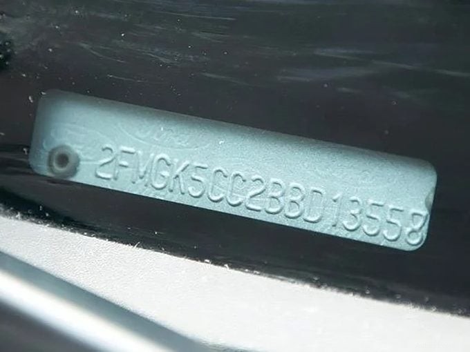 Dekódujte VIN svého auta, abyste našli kód motoru a modelový rok 