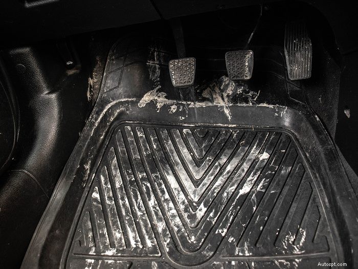 Efektivní způsoby, jak odstranit skvrny od soli z interiéru auta 