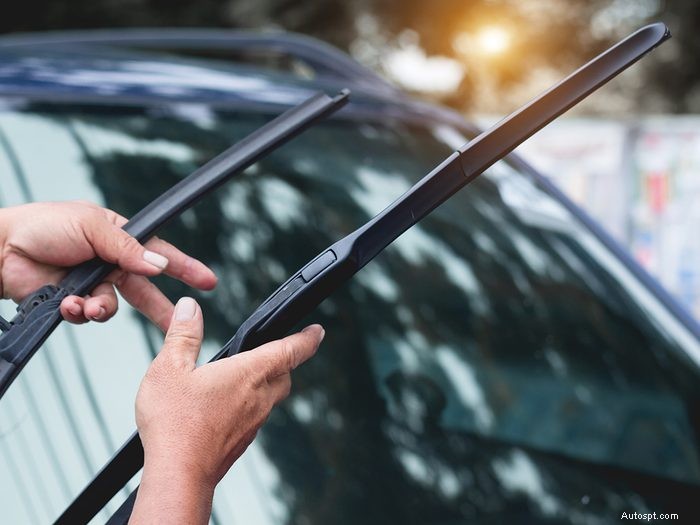 Odstraňte pískání stěrače čelního skla:4 běžné příčiny a snadné opravy 