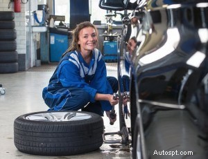 Rychlá a spolehlivá výměna pneumatik:Průvodce krok za krokem pro nouzové situace na silnicích 
