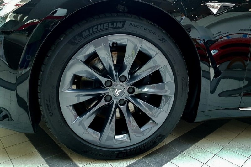 Vysvětlení cen pneumatik Tesla:Proč jsou vysoké a jak dlouho vydrží 