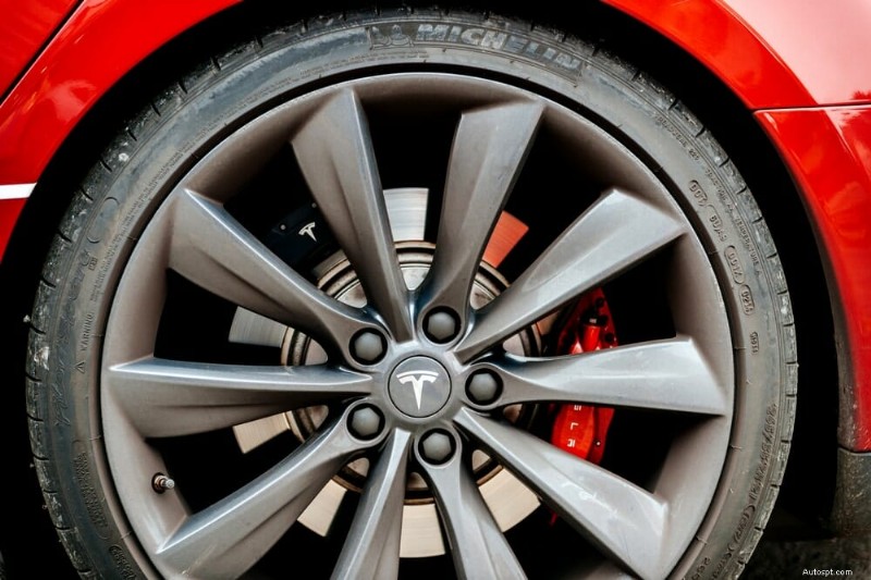 Vysvětlení cen pneumatik Tesla:Proč jsou vysoké a jak dlouho vydrží 