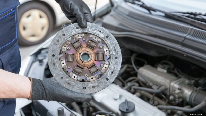 Proč vaše auto cuká při zpomalování? Příčiny, diagnostika a opravy 