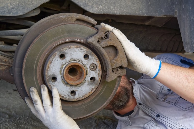Proč vaše auto cuká při zpomalování? Příčiny, diagnostika a opravy 