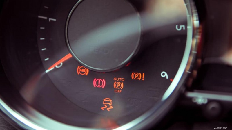 Proč vaše auto cuká při zpomalování? Příčiny, diagnostika a opravy 