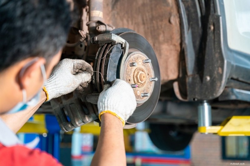 Proč vaše auto cuká při zpomalování? Příčiny, diagnostika a opravy 