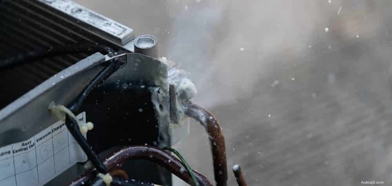 5 klíčových příznaků, že selhává ventilátor AC kondenzátoru vašeho auta a náklady na výměnu 