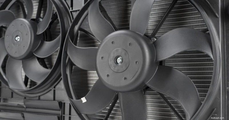 5 klíčových příznaků, že selhává ventilátor AC kondenzátoru vašeho auta a náklady na výměnu 