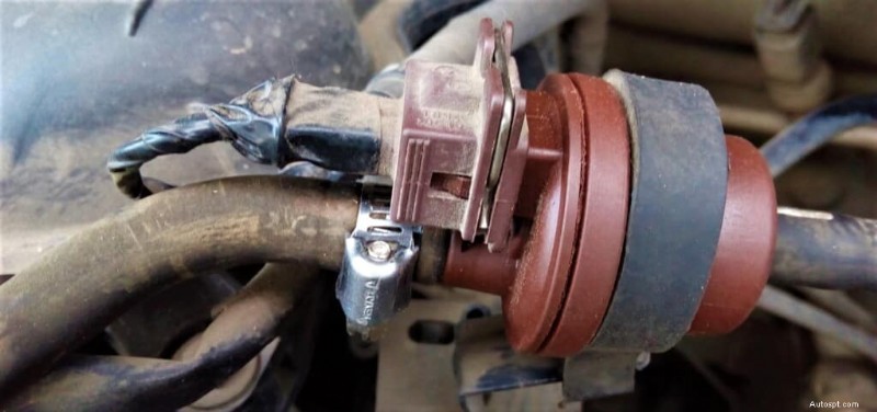 Proč vaše auto voní jako plyn? Příčiny a rychlá řešení 