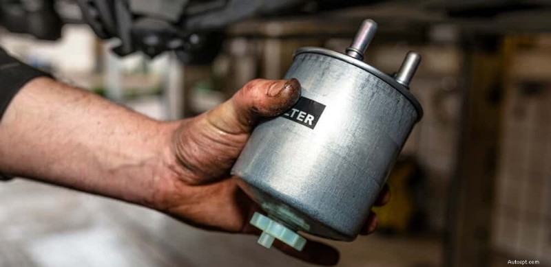 Proč vaše auto voní jako plyn? Příčiny a rychlá řešení 