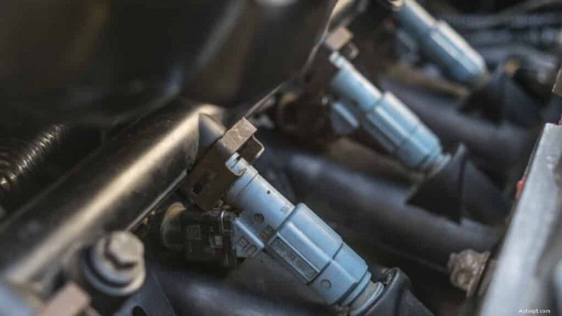 Proč vaše auto voní jako plyn? Příčiny a rychlá řešení 