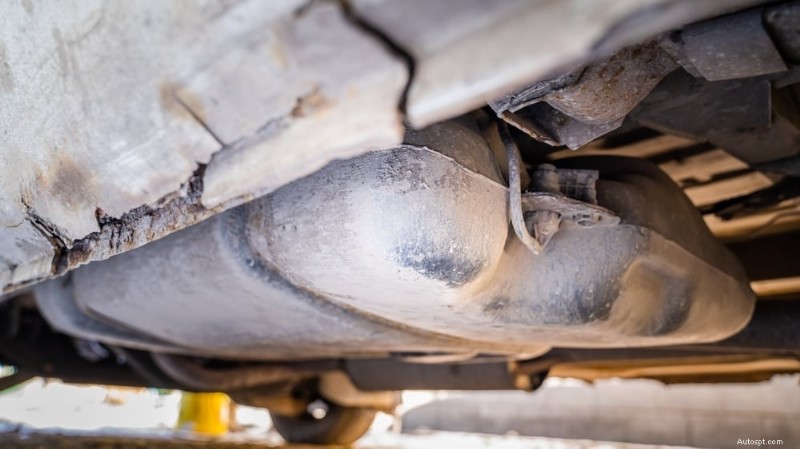Proč vaše auto voní jako plyn? Příčiny a rychlá řešení 