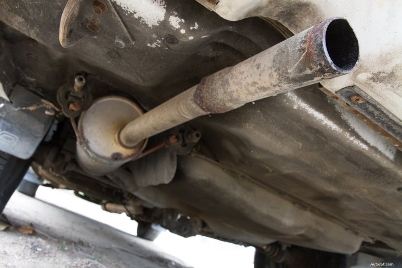 Proč vaše auto při zrychlování chrastí? Příčiny, diagnostika a opravy 