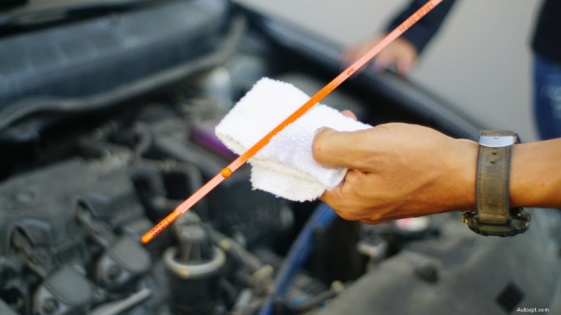 Proč vaše auto při zrychlování chrastí? Příčiny, diagnostika a opravy 