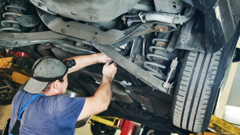 Proč vaše auto při zrychlování chrastí? Příčiny, diagnostika a opravy 