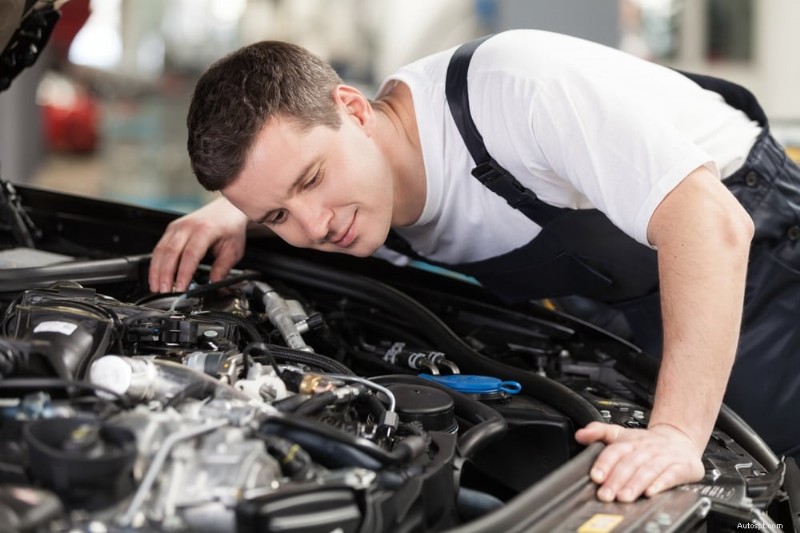 Proč vaše auto při zrychlování chrastí? Příčiny, diagnostika a opravy 