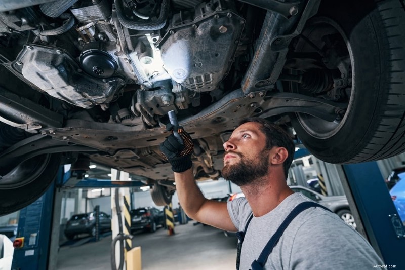 Proč vaše auto při zrychlování chrastí? Příčiny, diagnostika a opravy 