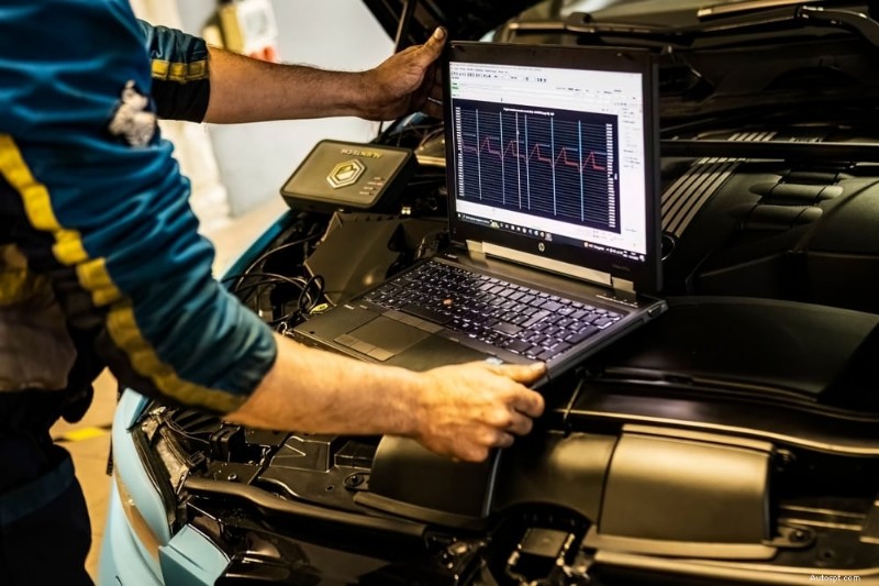 Odstraňování problémů s elektrickou parkovací brzdou:Běžné příčiny a rychlá řešení pro moderní vozidla 