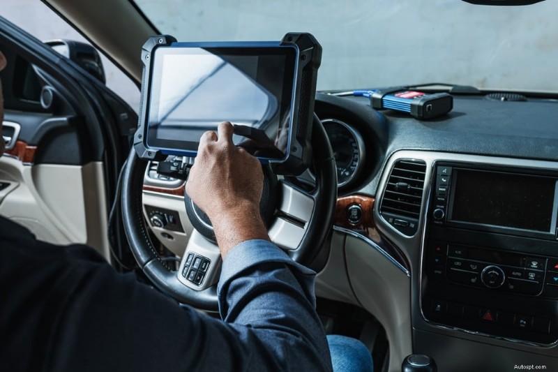 Co způsobuje klepání v motoru vašeho auta a jak je opravit 