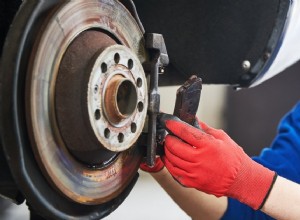 9 chyb při brzdění, které mohou poškodit vaše vozidlo 
