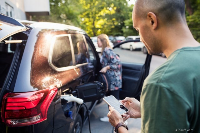 Mileniálové o 31 % vyšší pravděpodobnost, že si pro svůj příští vůz vyberou elektrická vozidla 