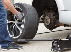 Průvodce krok za krokem:Jak rychle a bezpečně vyměnit pneumatiku 