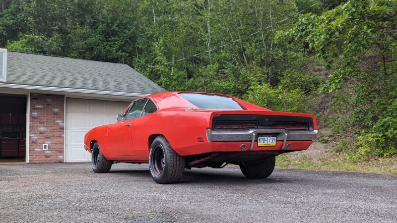 Oživení klasiky:Transformace mého Dodge Charger z roku 1969 pomocí průmyslového laku 
