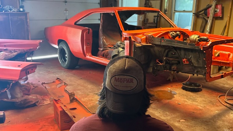 Oživení klasiky:Transformace mého Dodge Charger z roku 1969 pomocí průmyslového laku 