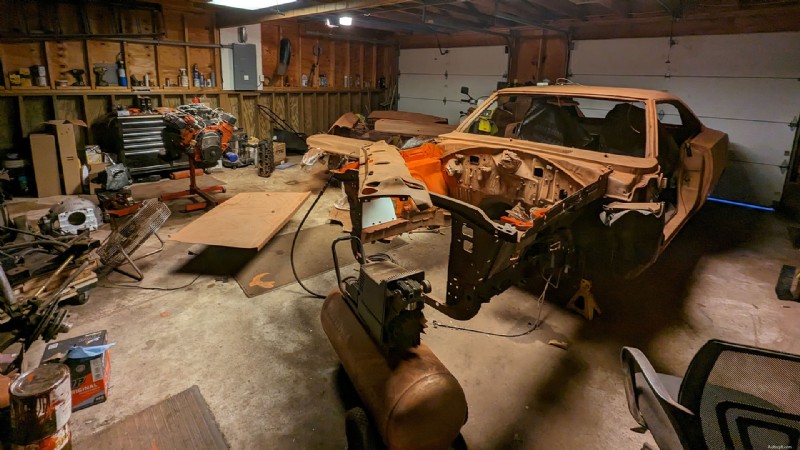Oživení klasiky:Transformace mého Dodge Charger z roku 1969 pomocí průmyslového laku 