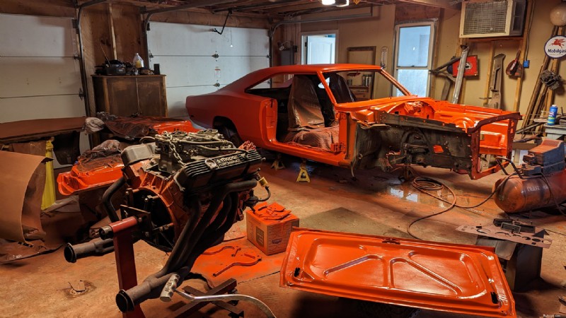Oživení klasiky:Transformace mého Dodge Charger z roku 1969 pomocí průmyslového laku 