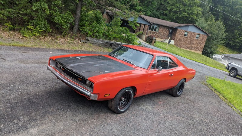 Oživení klasiky:Transformace mého Dodge Charger z roku 1969 pomocí průmyslového laku 