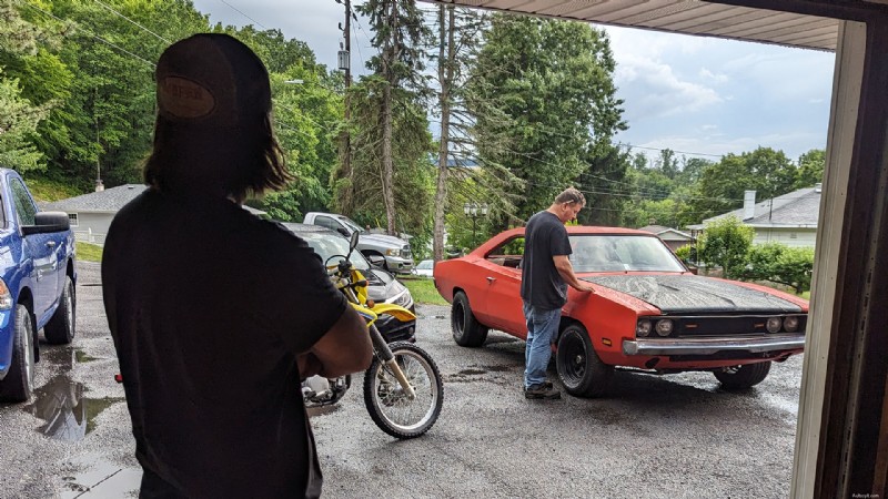 Oživení klasiky:Transformace mého Dodge Charger z roku 1969 pomocí průmyslového laku 