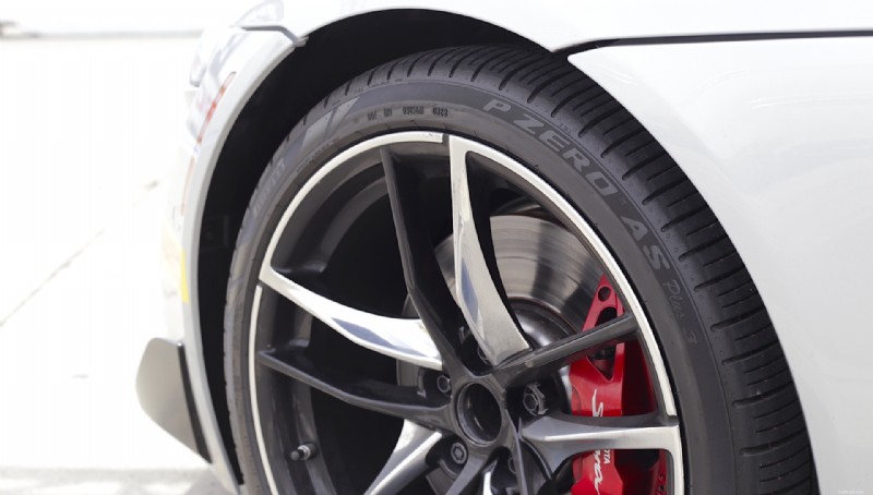 Recenze Pirelli P Zero AS Plus 3:Celoroční pneumatika, která poskytuje výkon a spolehlivost 
