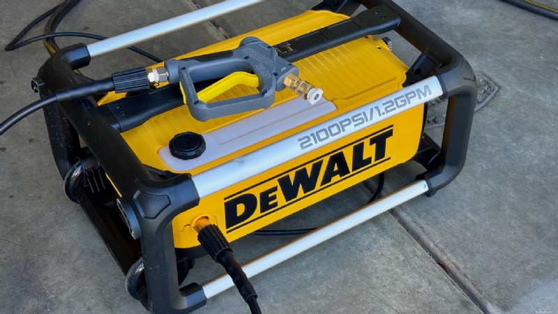 Recenze elektrické tlakové myčky DeWalt 2100psi – výkon, spolehlivost a hodnota 