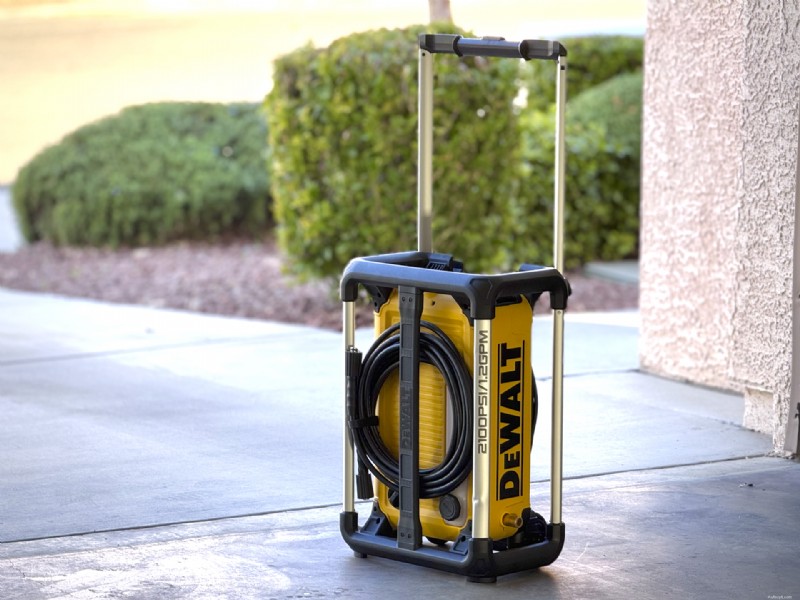 Recenze elektrické tlakové myčky DeWalt 2100psi – výkon, spolehlivost a hodnota 