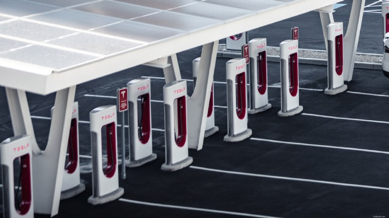 Kompletní seznam výrobců automobilů přecházejících na systém nabíjení elektromobilů NACS od Tesly (aktualizováno) 