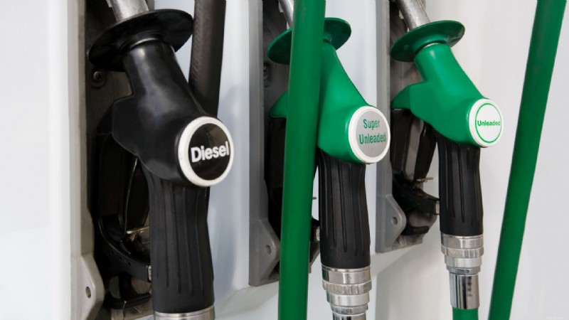 Diesel vs. Benzín:Vysvětlení klíčových rozdílů 