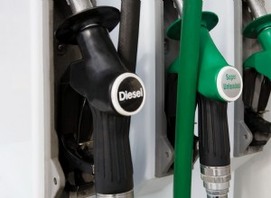 Diesel vs. Benzín:Vysvětlení klíčových rozdílů 
