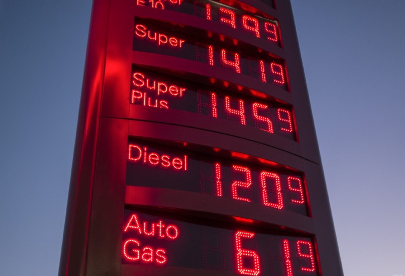 Diesel vs. Benzín:Vysvětlení klíčových rozdílů 