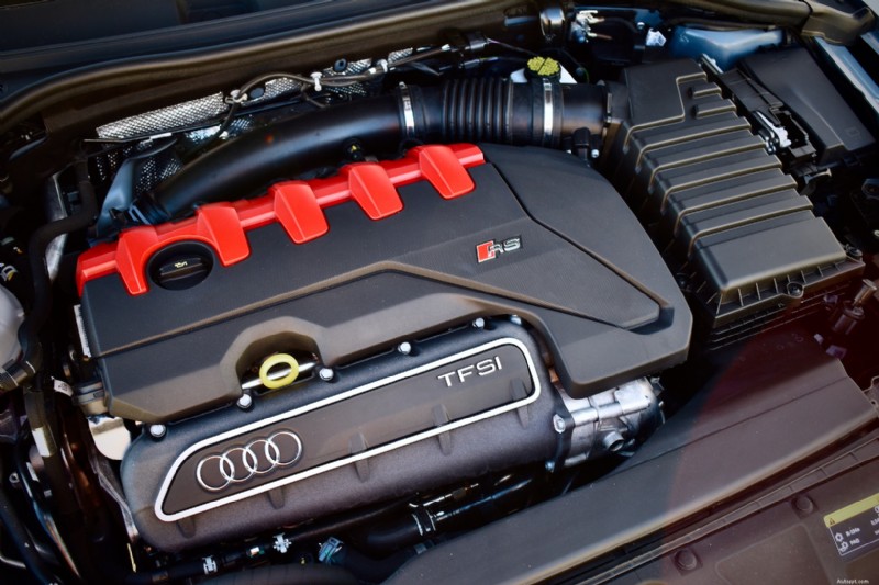 Diesel vs. Benzín:Vysvětlení klíčových rozdílů 