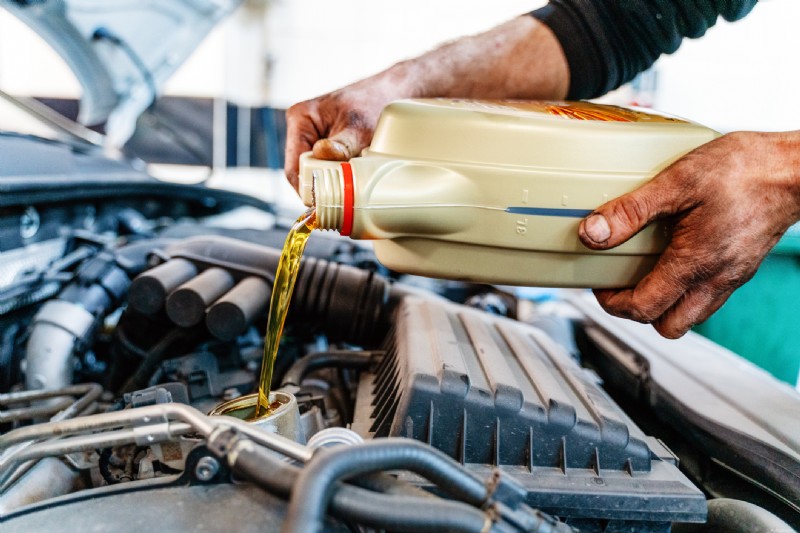 Diesel vs. Benzín:Vysvětlení klíčových rozdílů 