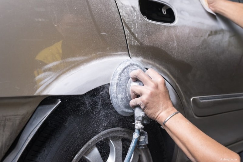 Průvodce krok za krokem:Řezání, broušení, základní nátěr a výběr správné barvy pro renovaci auta