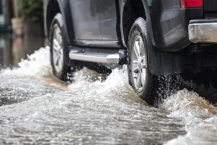 Jak bezpečně obnovit své auto po dešti:Odborné kroky a opravy 