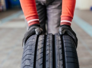 Porozumění hodnocení rychlosti pneumatik:Co znamenají a proč na nich záleží 