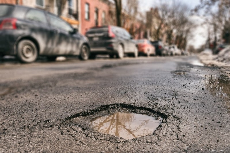 Nahlašte výmoly a reklamujte poškození vozidla:Váš úplný průvodce bezpečností silničního provozu ve Spojeném království 