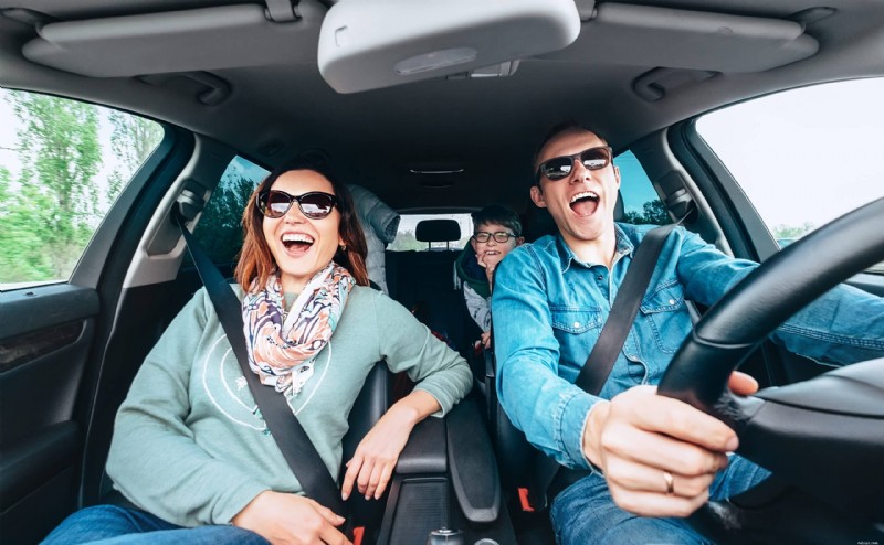 50 skladeb, které musíte zazpívat pro dokonalý zážitek z karaoke v autě 